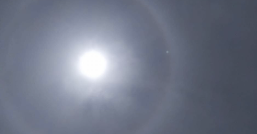 Piemonte, il “mistero” dell’enorme alone intorno al sole: ecco la spiegazione scientifica