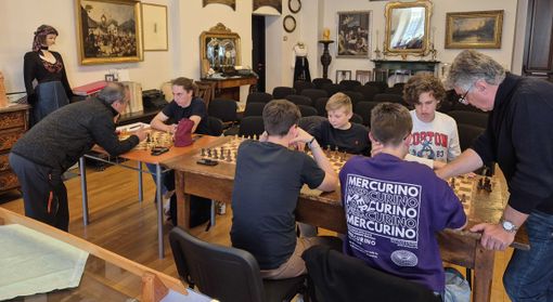 Scacchi, grande successo per i primi due incontri del corso avanzato a Varallo Scacchi, grande successo per i primi due incontri del corso avanzato a Varallo