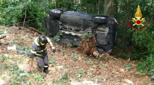 Scopello Alpe Mera, auto precipita per decine di metri. Grave una donna Scopello Alpe Mera, auto precipita per decine di metri. Grave una donna