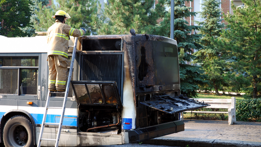 Dal Nord-ovest: autobus in fiamme a Garessio, in azione i Vigili del Fuoco - Foto d'archivio. Dal Nord-ovest: autobus in fiamme a Garessio, in azione i Vigili del Fuoco - Foto d'archivio.