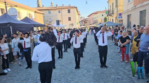 Gattinara, la Fanfara dei Bersaglieri di Biella inaugura la 43a edizione de "LUVA® 2025"