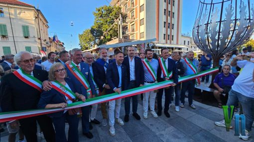 Gattinara, folla in centro per il taglio del nastro: inaugurata LUVA®  2025