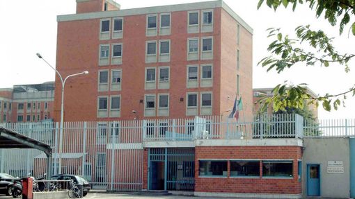 Vercelli, trovato telefono cellulare in carcere: detenuto lo nascondeva nel retto Vercelli, trovato telefono cellulare in carcere: detenuto lo nascondeva nel retto