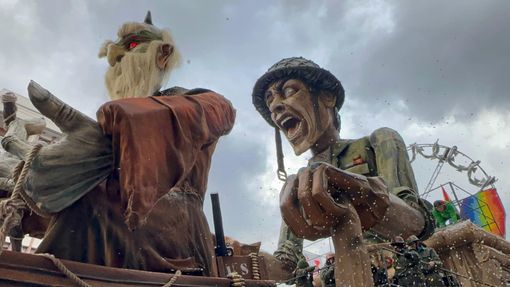 Borgosesia in festa: i carri allegorici colorano il Carnevale FOTO e VIDEO