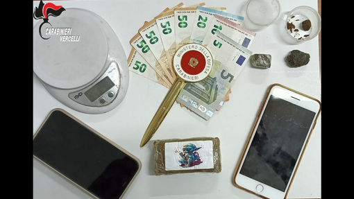 Hashish nascosto in un vaso: denunciata una donna nel Vercellese Hashish nascosto in un vaso: denunciata una donna nel Vercellese