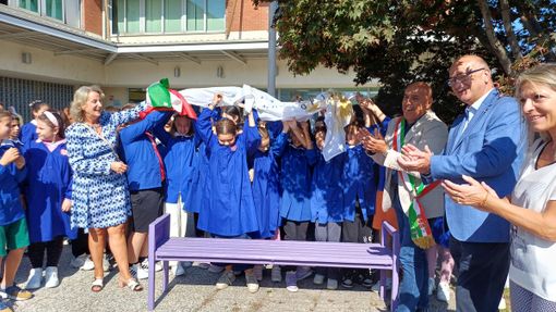 Borgomanero, inaugurata la panchina lilla contro i disturbi alimentari