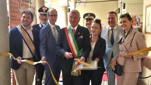 Inaugurata la rassegna bibliografica e l’esposizione dei lavori scolastici: a Varallo un viaggio tra pergamene, ricerche e creatività per raccontare il millennio FOTO