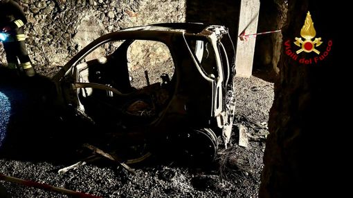 Avvolta dalle fiamme, a Coggiola un'auto è andata completamente distrutta FOTO