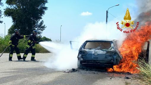 Macchina in fiamme nei pressi del casello Vercelli Ovest