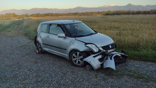 Auto finisce fuori strada a Rovasenda Auto finisce fuori strada a Rovasenda