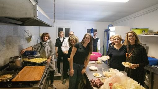 Sold out la cena della Pro Loco di Ailoche, la bagna cauda è l'assoluta protagonista
