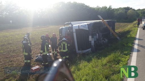 Camion si rovescia sulla Provinciale Castelletto-Buronzo, conducente in ospedale FOTO Camion si rovescia sulla Provinciale Castelletto-Buronzo, conducente in ospedale FOTO