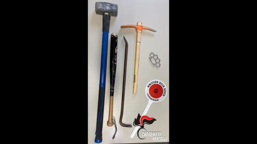 "Urbex" fermati con martelli e picconi in un outlet abbandonato a Santhià "Urbex" fermati con martelli e picconi in un outlet abbandonato a Santhià