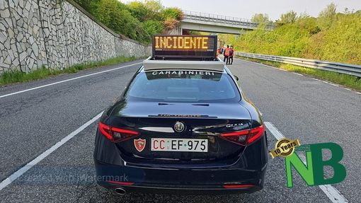 Gasolio sulla strada, nella vicina Valdilana un'auto finisce contro una colonnina elettrica (foto di repertorio)