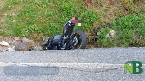 Perde il controllo della moto e finisce fuori strada, 23enne si rompe il bacino (foto di repertorio)