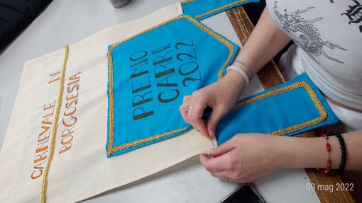 IIS Lancia, gli stendardi del carnevale di Borgosesia a opera del corso Moda