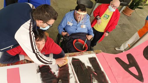 "Forsa Matai!", striscione dei ragazzi del CDD di Varallo per il Giro d'Italia "Forsa Matai!", striscione dei ragazzi del CDD di Varallo per il Giro d'Italia