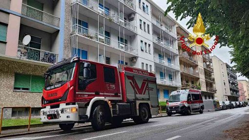 Vercelli: Donna necessita d'aiuto, arrivano i Vigili del Fuoco