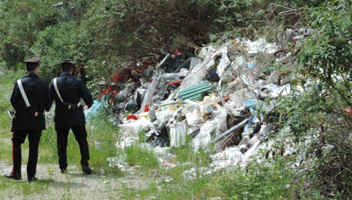 Capannone trasformato in discarica: maxi multa e denuncia Capannone trasformato in discarica: maxi multa e denuncia