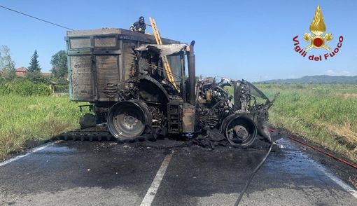 Mezzo agricolo e rimorchio a fuoco Mezzo agricolo e rimorchio a fuoco