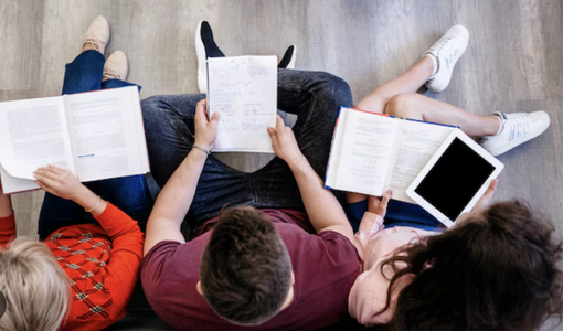 Adolescenti: in Piemonte leggono di più e visitano musei, ma vanno meno a teatro e ai concerti Adolescenti: in Piemonte leggono di più e visitano musei, ma vanno meno a teatro e ai concerti