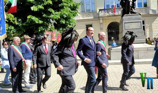 Cirio saltella con i bersaglieri davanti al Comune di Borgosesia.