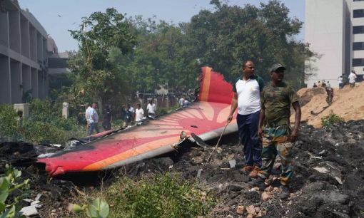 Aereo per Londra si schianta in India, un sopravvissuto. Oltre 200 morti Aereo per Londra si schianta in India, un sopravvissuto. Oltre 200 morti