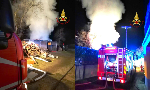 Fiamme in deposito di legna a Roasio, a domare l'incendio anche i Vigili del Fuoco di Cossato Fiamme in deposito di legna a Roasio, a domare l'incendio anche i Vigili del Fuoco di Cossato