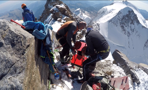 Al lavoro a 4.634 metri per la nuova croce della punta Dufour Al lavoro a 4.634 metri per la nuova croce della punta Dufour