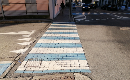 Abbagliata dal sole, investe mamma e bimba sulle strisce