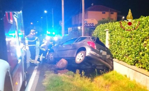 Urta il guard rail e finisce fuori strada. Soccorsa dai Vigili del Fuoco Urta il guard rail e finisce fuori strada. Soccorsa dai Vigili del Fuoco