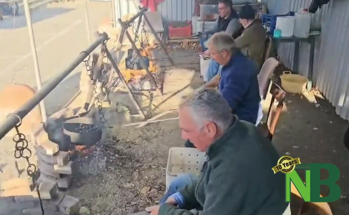 Al Mercatino degli Angeli va a ruba l'angolo delle castagne realizzato dai volontari (video di Mauro Benedetti per newsbiella.it)