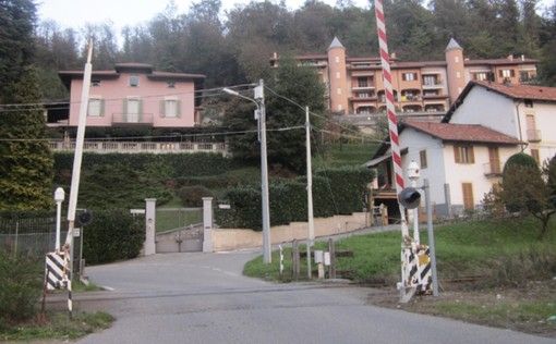 A Borgosesia scossa al passaggio a livello ferisce i cani A Borgosesia scossa al passaggio a livello ferisce i cani