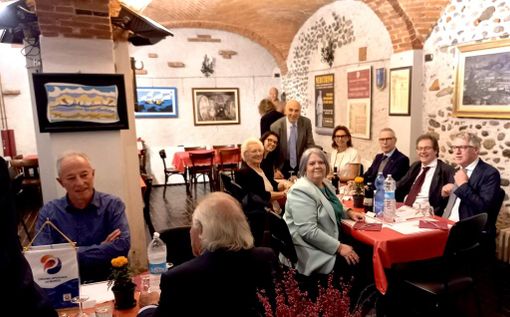 Rotary Club Gattinara: Fulvio Caligaris presenta “La casa sulla cascata” di Frank Lloyd Wright. Rotary Club Gattinara: Fulvio Caligaris presenta “La casa sulla cascata” di Frank Lloyd Wright.