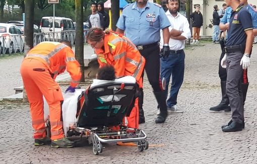 Calci, pugni e colpi di stampella: Maxi rissa tra più di 30 persone ai giardini Zumaglini FOTO Calci, pugni e colpi di stampella: Maxi rissa tra più di 30 persone ai giardini Zumaglini FOTO