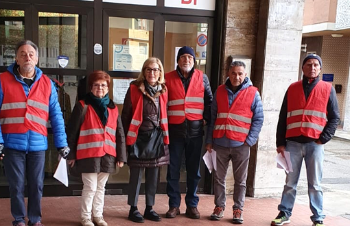 Valdilana, volantinaggio e protesta della Cgil/Spi: “Per la mancanza del medico di base”