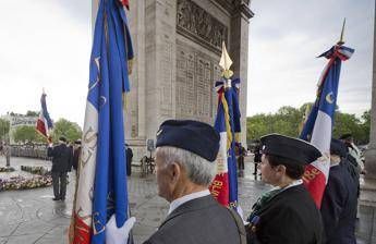 Francia, polizia spara a uomo armato di coltello all'Arc de Triomphe Francia, polizia spara a uomo armato di coltello all'Arc de Triomphe