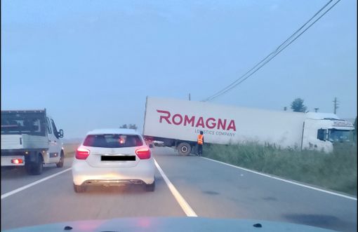Rimorchio sulla carreggiata: mattina di passione per gli automobilisti