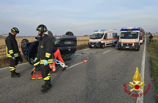 Auto capovolta nel vicino Vercellese, estratte le due persone a bordo: arriva anche l'elisoccorso FOTO Auto capovolta nel vicino Vercellese, estratte le due persone a bordo: arriva anche l'elisoccorso FOTO