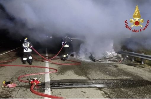 Furgone in fiamme nella notte tra giovedì e venerdì Furgone in fiamme nella notte tra giovedì e venerdì