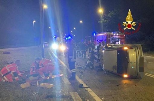 Incidente con ribaltamento a Palazzolo V.se. Intervento dei Vigili del Fuoco Incidente con ribaltamento a Palazzolo V.se. Intervento dei Vigili del Fuoco