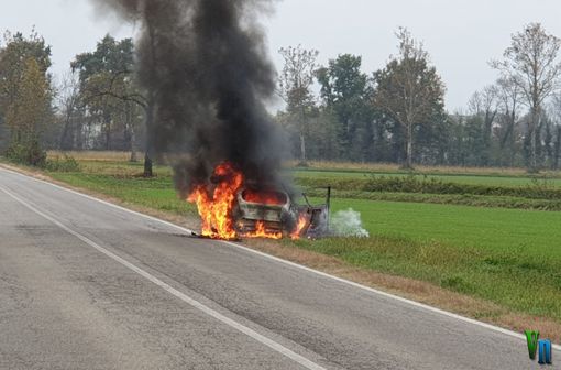 Auto distrutta dalle fiamme. Paura per il conducente FOTO E VIDEO Auto distrutta dalle fiamme. Paura per il conducente FOTO E VIDEO