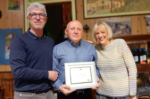 Coggiola, una targa per il cantoniere Tonella. Sindaco: "Grazie per il servizio e buona pensione” (foto dalla pagina Facebook di Noi a Coggiola) Coggiola, una targa per il cantoniere Tonella. Sindaco: "Grazie per il servizio e buona pensione” (foto dalla pagina Facebook di Noi a Coggiola)