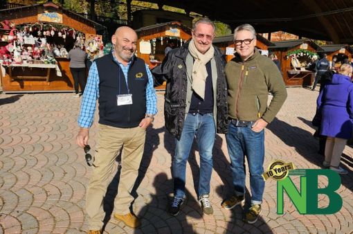 Sordevolo, Beppe Gandolfo con le telecamere di Studio Aperto Mag al Mercatino degli Angeli (servizio di Mauro Benedetti e Nicola Rasolo per newsbiella.it)