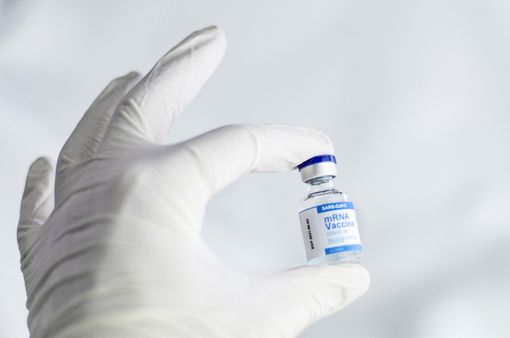 Covid, obbligo vaccinale per gli over 50, Green Pass base per negozi e servizi