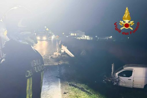 Scontro frontale tra due auto a Cavagnolo, una si ribalta fuori strada Scontro frontale tra due auto a Cavagnolo, una si ribalta fuori strada