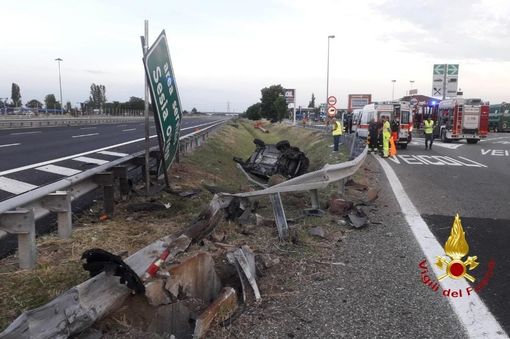 Urta il guard rail e si ribalta in A26. Due persone in ospedale