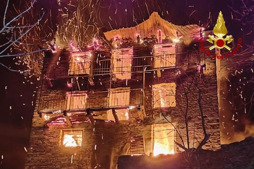 Incendio in alta Valsesia: a fuoco uno stabile a Cervatto FOTO e VIDEO