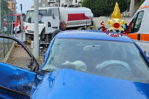 Vercelli, scontro tra due mezzi: persona estratta dall'auto