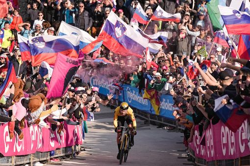 Il Giro è un romanzo in rosa thrilling e fa tutto Roglic: l'eroico Paperino del ciclismo è il Re della corsa Il Giro è un romanzo in rosa thrilling e fa tutto Roglic: l'eroico Paperino del ciclismo è il Re della corsa